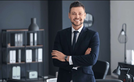 Asesor especializado en canje de propiedades atendiendo a corredores